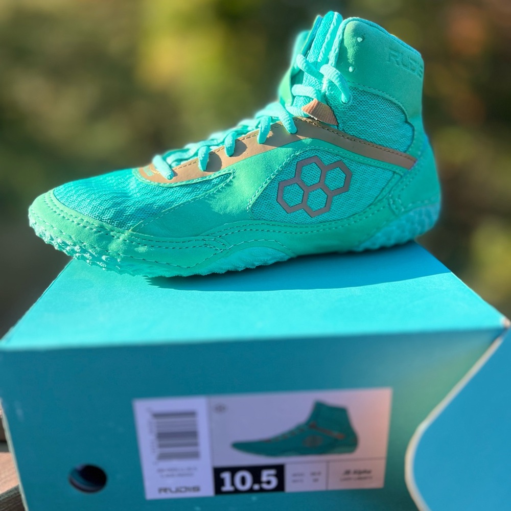 🌟 **For Sale: Turquoise Rudis Wrestling Sneakers - Men's Size 10.5!** 🌟